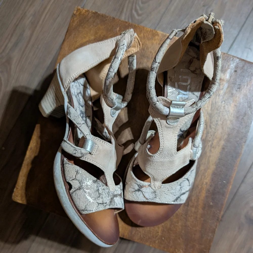 Mjus distressed heeled sandals - Picture 9 of 10